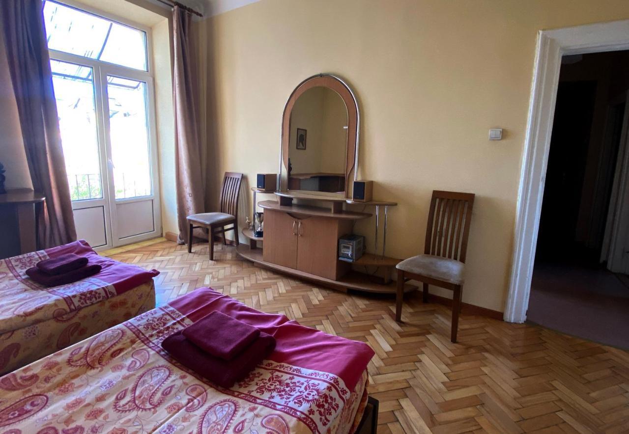 Apartment On Svobody Avenue Lviv Exterior photo